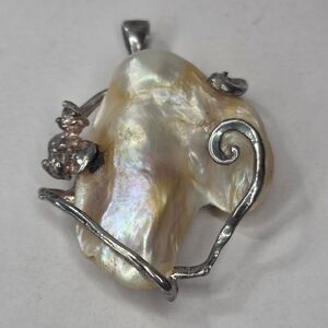 Old Vtg Elegant Nacre Pendant Mother Of Pearl Silver Tone Wrap Design